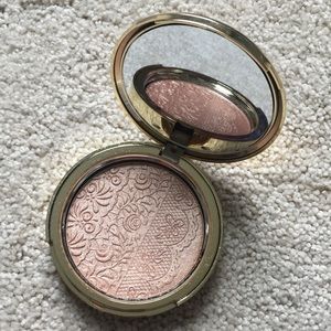 Saleha Beauty highlighter in Iconic Bronze